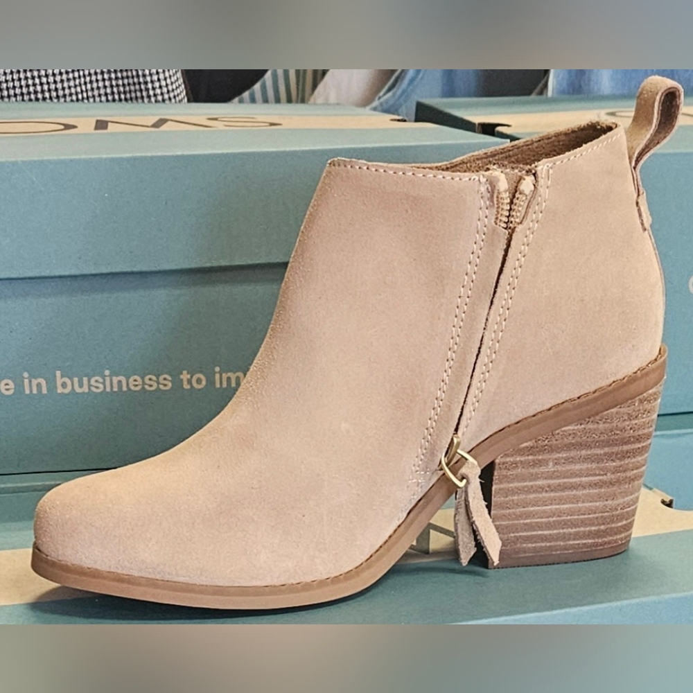Tom's Lea Sand Suede Ankle Boots. New. Size 5.5. 2" heel
